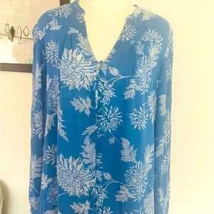 💕Lucky Brand size M💕 beautiful blouse. Cute with shorts, leggings, capris❤️